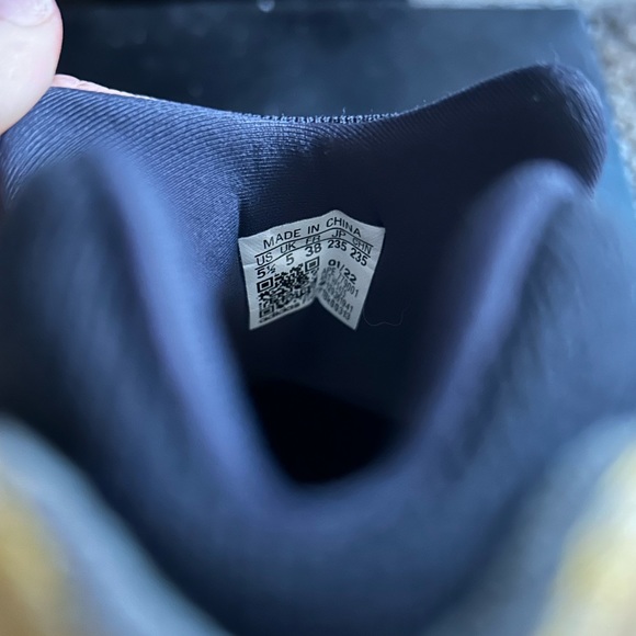 Adidas Yeezy 700 V3 - Picture 4 of 15